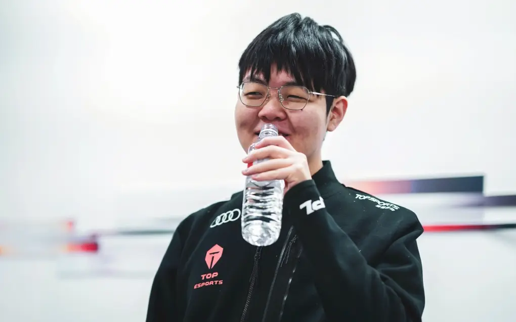 JackeyLove爆冷击败拜仁，连败引爆全场！的简单介绍