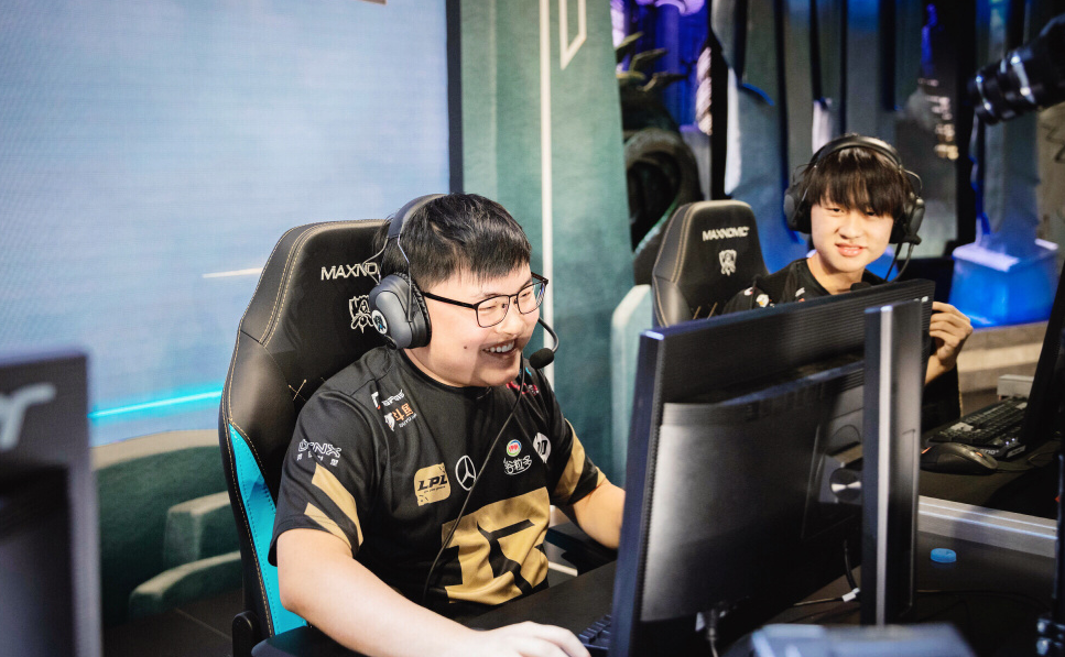 开云体育-包含Uzi爆冷击败巴塞罗那，势不可挡引爆全场！的词条